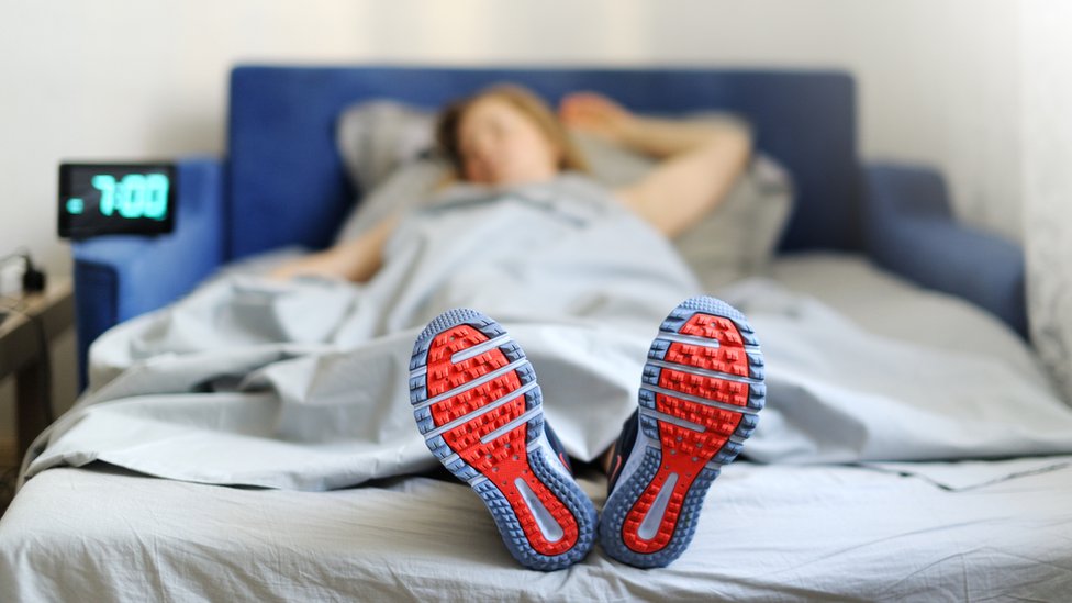 Dormir no se puede considerar como un ejercicio, pero lograr un buen descanso contribuye a mejorar el rendimiento en cualquier actividad que se decida realizar Dormir