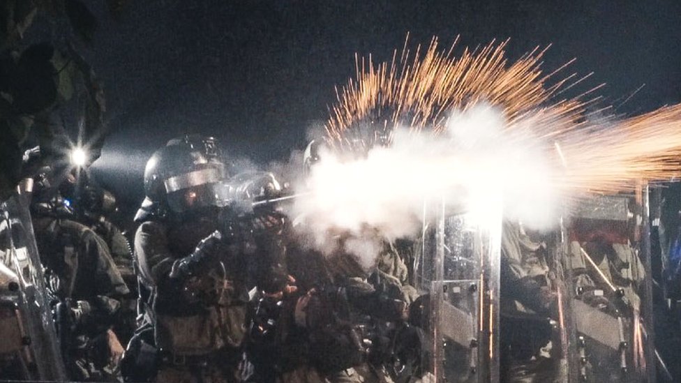 Полиция применила слезоточивый газ в протестующих студентов в Китайском университете Гонконга в ноябре 2019 года после противостояния, приведшего к ожесточенным столкновениям