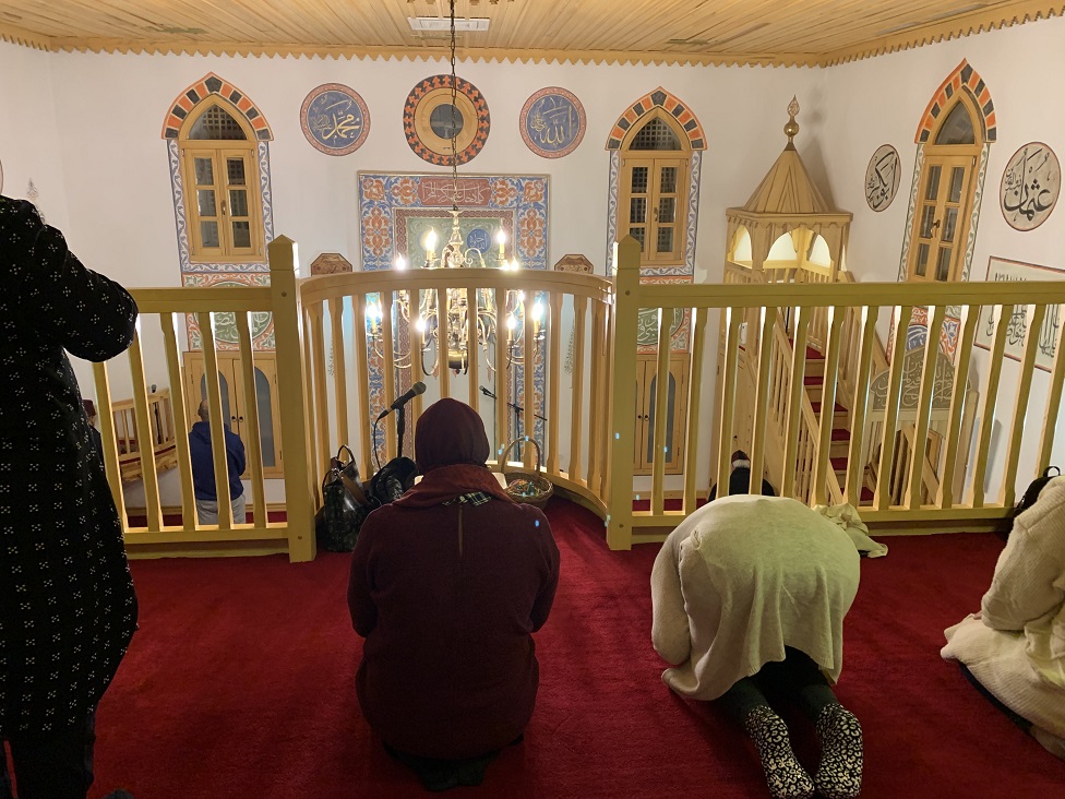 žene tokom molitve