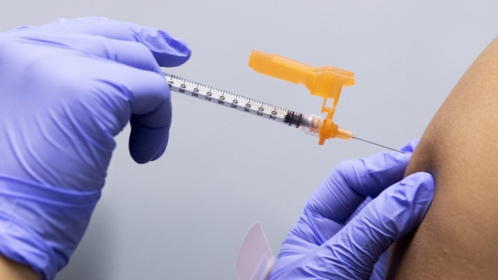 Pessoa recebe uma dose de vacina contra a covid-19