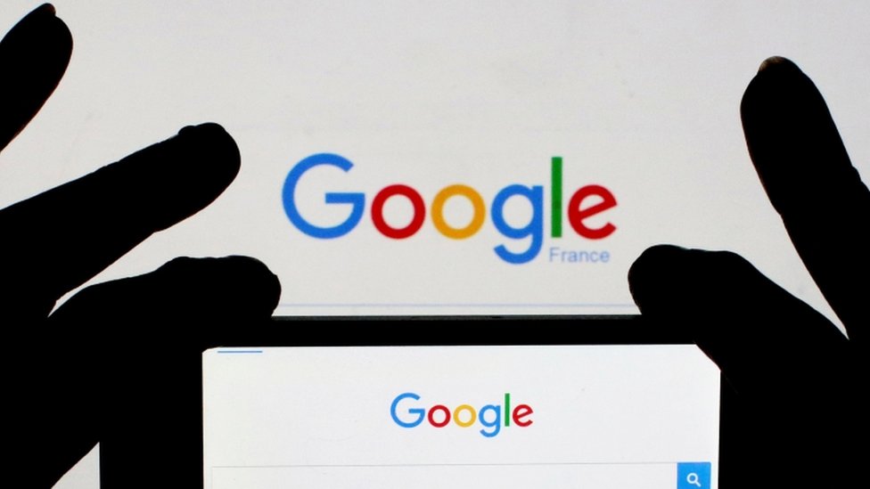 Logo de Google en la pantalla de un celular.
