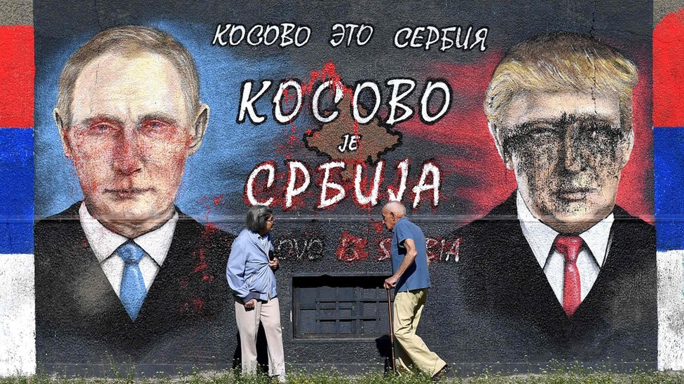 Los dos mandatarios podrían encontrarse personalmente en julio. Mural con Putin y Trump