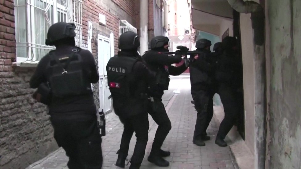 الشرطة التركية خلال تنفيذها مداهمات لاعتقال مجموعة من الأشخاص
