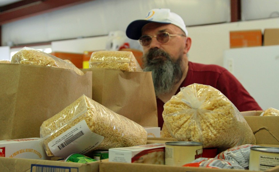 Financiado por el Departamento de Agricultura estadounidense y con donaciones de iglesias locales, el banco de alimentos del condado es una línea de salvación para muchas familias. Bolsas en el banco de alimentos, Jamestown