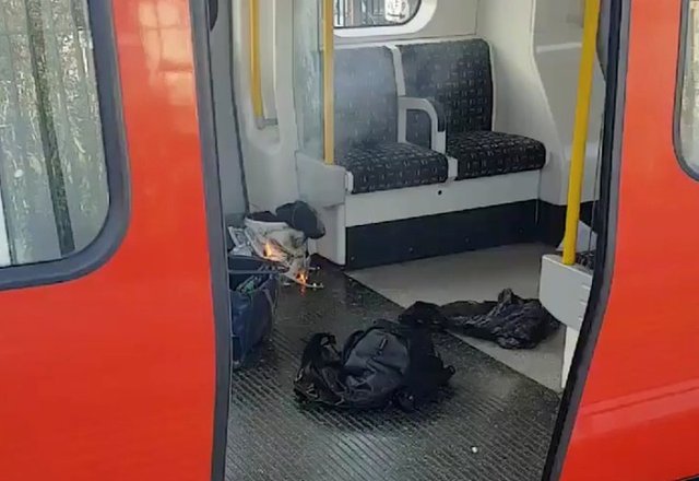 Un balde en el interior de una bolsa de supermercado en uno de los vagones está siendo investigado como el "dispositivo explosivo improvisado" responsable de la detonación. Un cubo en el interior de una bolsa de supermercado encontrado en el metro de Londres.