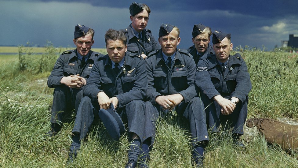 617-я эскадрилья (Dambusters) в Скамптоне, Линкольншир, 22 июля 1943 г., экипаж Lancaster ED285 / `AJ-T