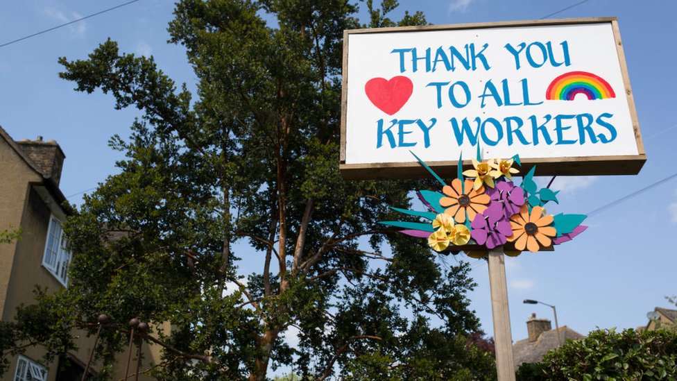 Знак с надписью "Спасибо всем ключевым сотрудникам"