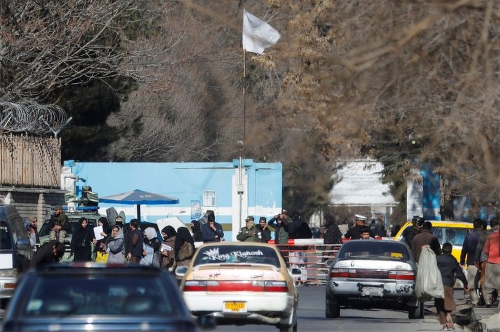 Miembros del Talibán vigilan la entrada de la Universidad de Kabul, un día después de la orden 21 de diciembre, 2022.