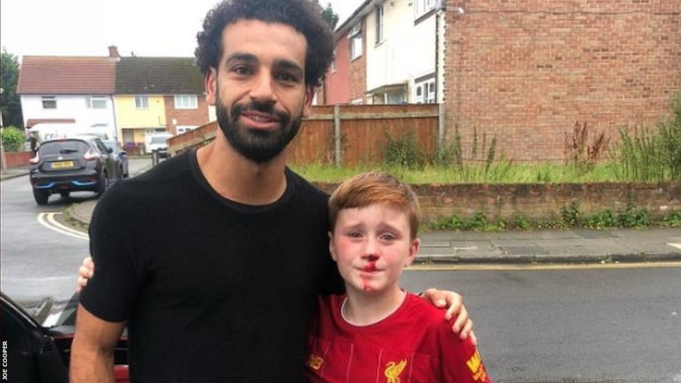 محمد صلاح والطفل لويس فاولر