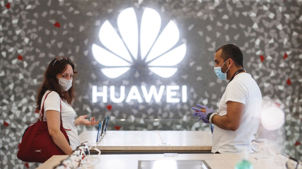 Люди делают покупки в магазине Huawei в Барселоне, Испания