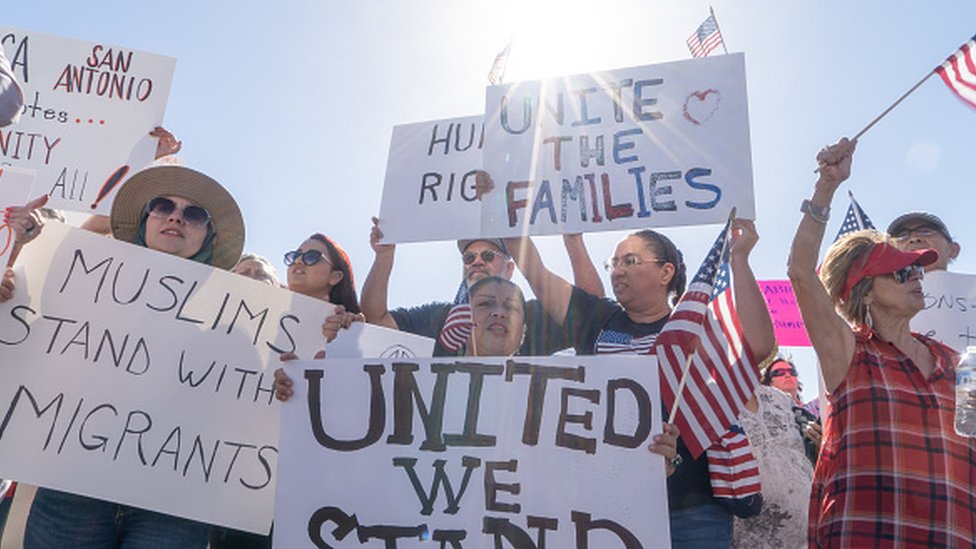 Активисты выкрикивают песнопения во время мероприятия «Положить конец семейному задержанию» в Торнилло, штат Техас