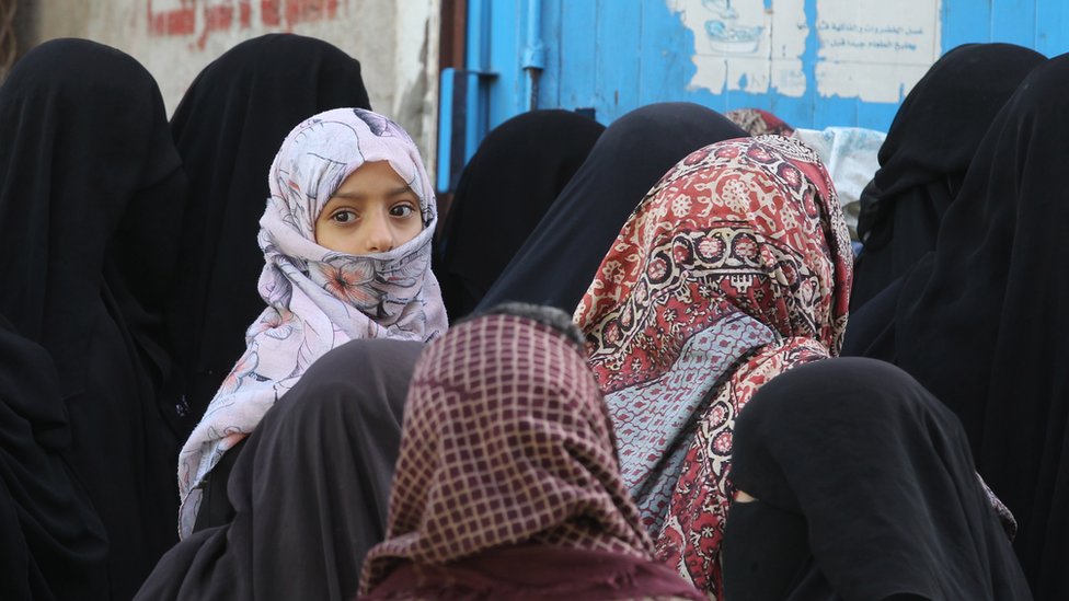 Una cola de mujeres en Yemen