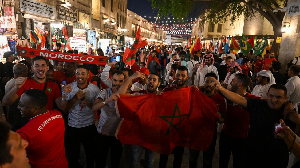 Simpatizantes celebran el triunfo de Marruecos en las calles de Doha.