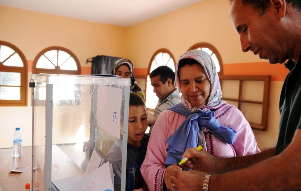 Избиратель и сотрудник избирательного участка на избирательном участке в Рабате, 7 октября 2016 г.
