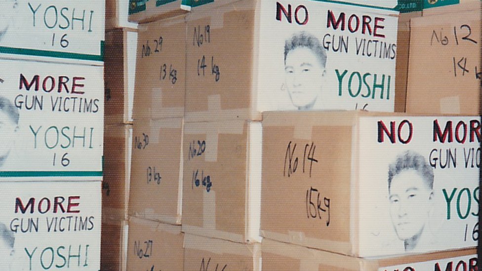 Cajas llenas con peticiones enviadas a EE.UU. en una campaña para acabar con el acceso fácil a armas organizada por los Hattoris.