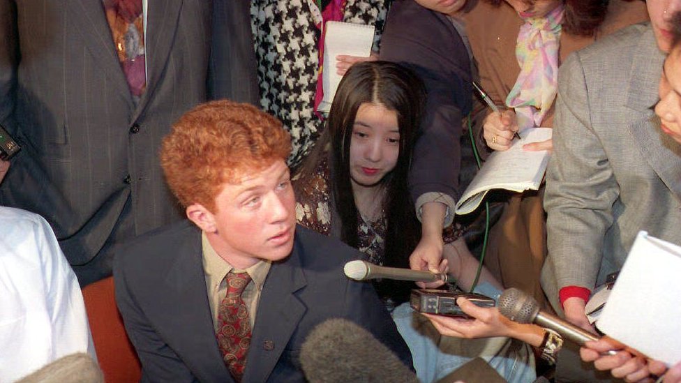 Webb Haymaker (centro) hablando con reporteros japoneses en un viaje a Japón en 1994.