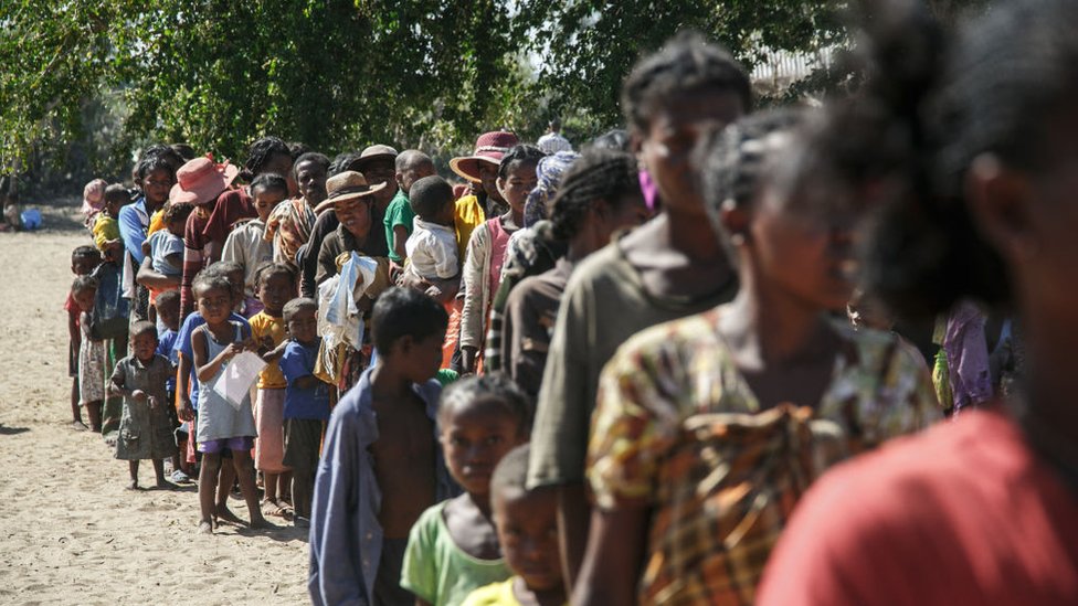 Comunidades que sufren de desnutrición por la sequía en Madagascar esperan asistencia en una fila, septiembre 2021