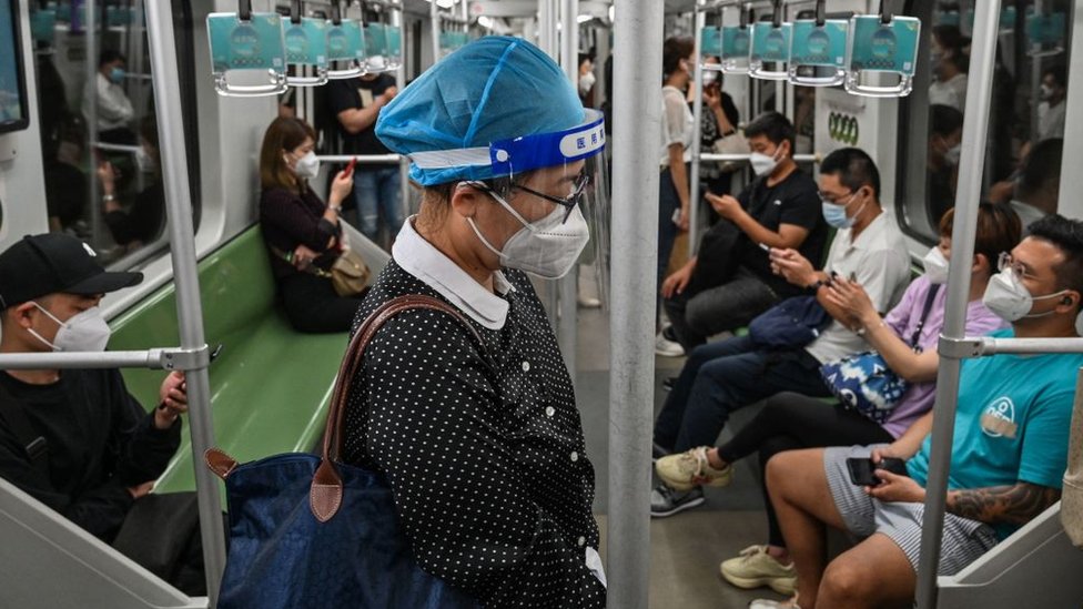 放寬限制後的第一天，人們在上海靜安區乘坐地鐵