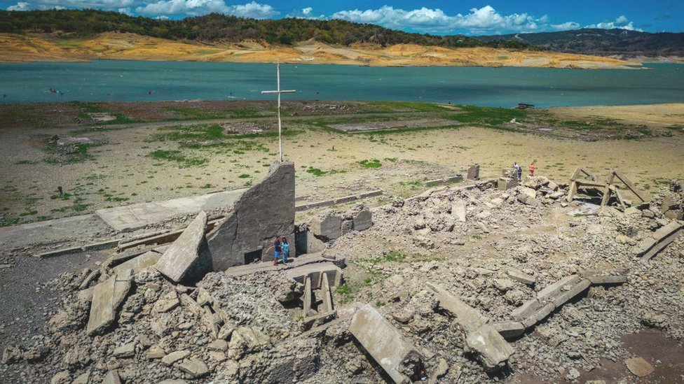 Philippines: Drought dries up dam to reveal centuries-old town