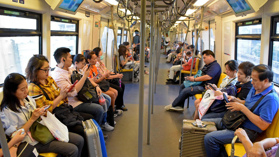 Люди в поезде в Бангкоке