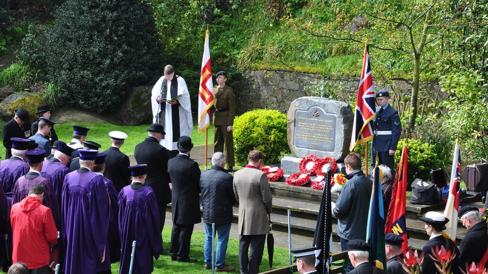 Guernsey soldiers' World War One legacy set in memorial stone - BBC News