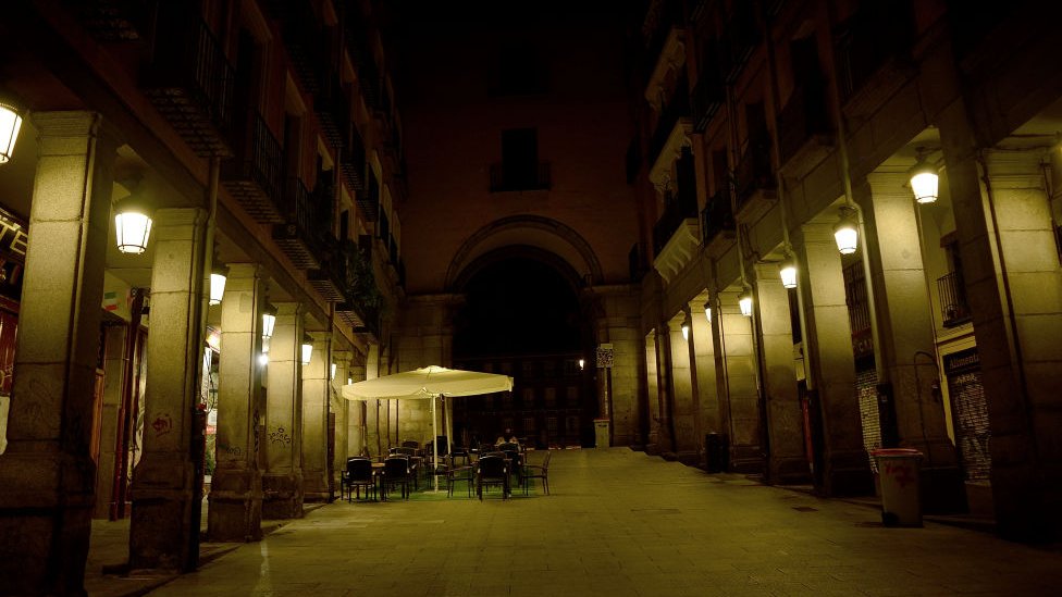 Plaza Mayor de Madrid vacía en la noche.