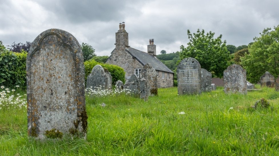 En el pasado, las lápidas se hacían con cualquier piedra disponible. Lápidas