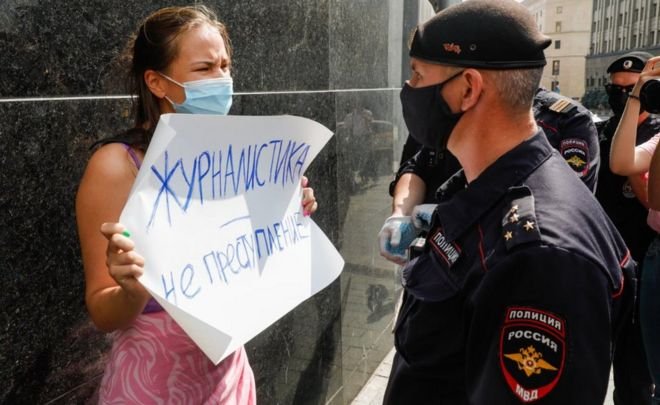 متظاهرة امام مقر جهاز الامن الفديرالي الروسي
