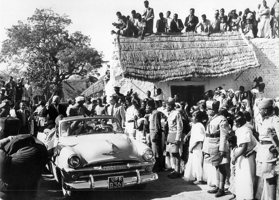 Президент Эйзенхауэр поехал на открытом автомобиле в небольшую деревню, чтобы увидеть сельскую Индию, 13 декабря 1959 года.