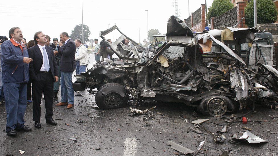 Un auto destrozado por una explosión causada por ETA.