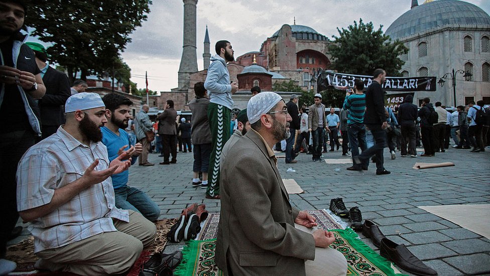 Musulmanes se congregan frente a Santa Sofía para orar en 2014