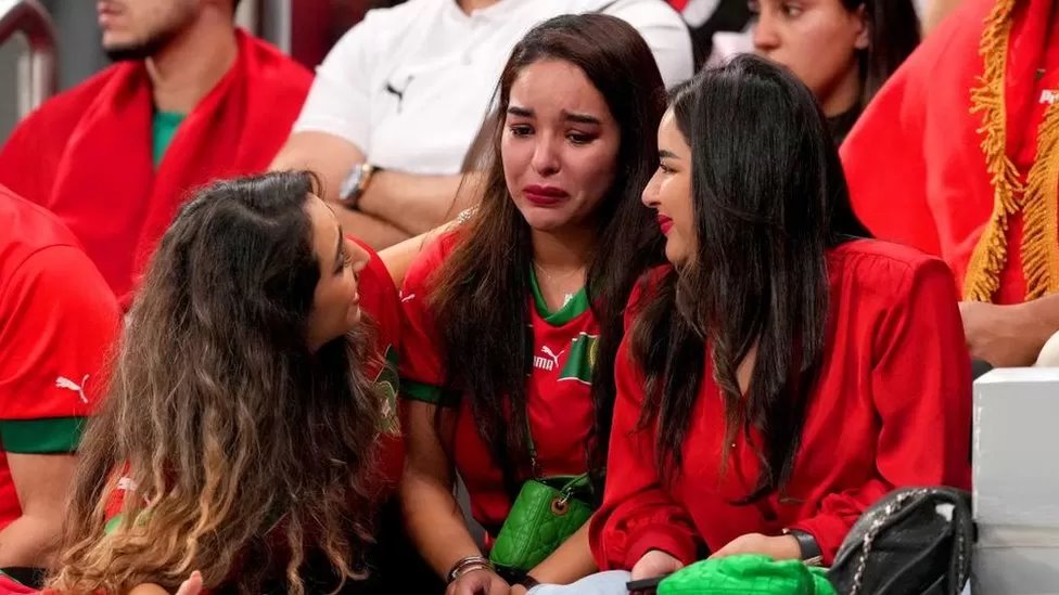 [출처: PA Media] 경기종료 휘슬이 울리고 눈물을 흘리는 모로코 축구팬들