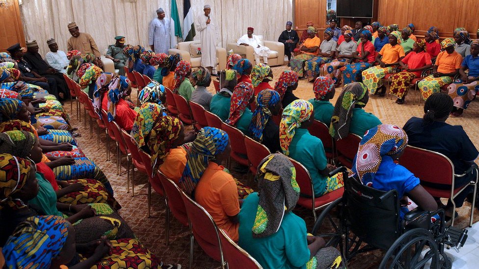 Президент Нигерии Мухаммаду Бухари (слева) обращается к 82 спасенным девушкам из Чибока во время церемонии приема на президентской вилле в Абудже 7 ??мая 2017 года.