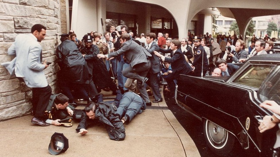 Periodistas y seguridad tras el intento de asesinato de Reagan