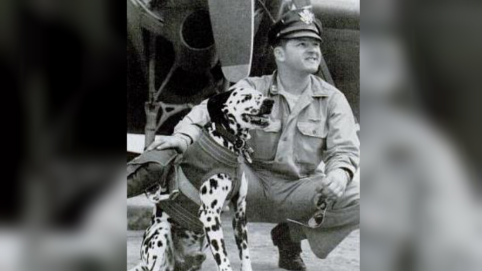 Майор Джерри (собака) со своим хозяином полковником Льюисом С. Фредериком