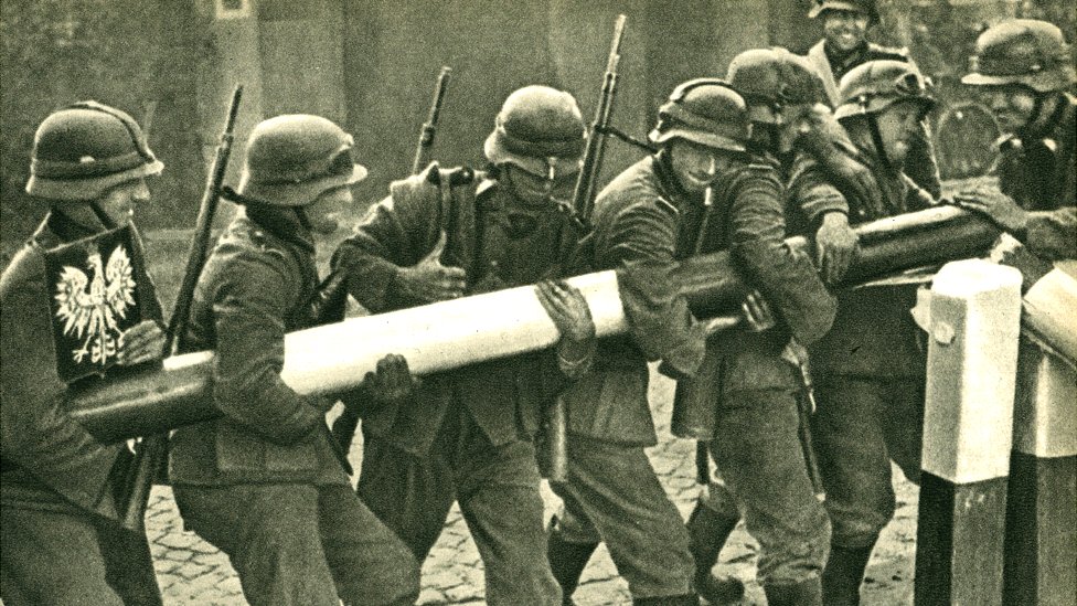 Russia-Poland row over start of WW2 escalates - BBC News