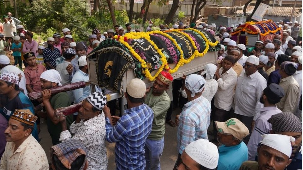 2022年10月31日，在印度古吉拉特邦莫爾比舉行的葬禮中，人們抬著吊橋倒塌的部分遇難者遺體。