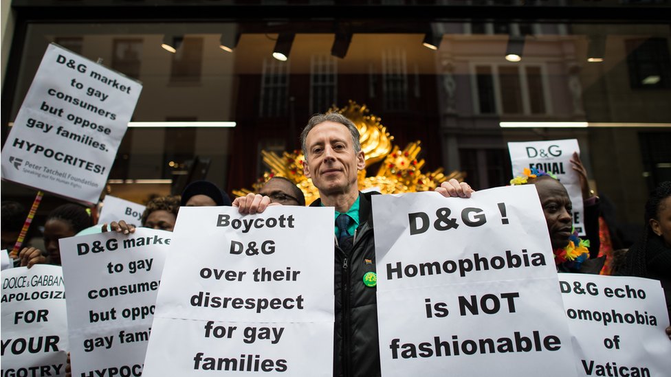 Гомофобия протестует против Dolce & Gabbana после того, как ее основатели раскритиковали идею гей-семей