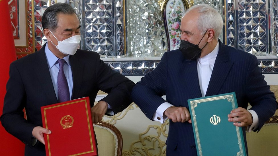 وزير الخارجية الصيني وانغ يي، ونظيره الإيراني جواد ظريف وقعا الاتفاق في 27 مارس/آذار الجاري