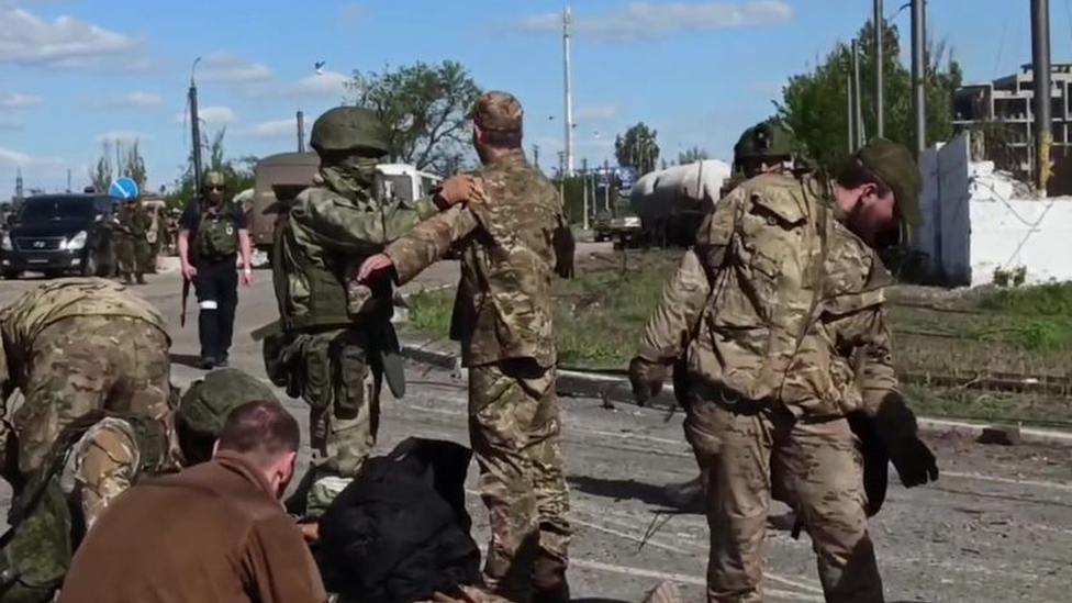 Tropas rusas revisan a soldados ucranianos capturados en Mariúpol.