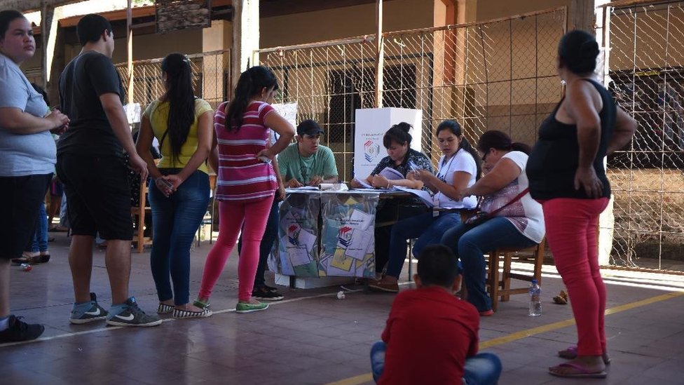 Fila de votantes en Paraguay