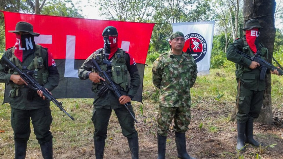 Los acuerdos de paz en Colombia con las FARC fueron positivos pero el país no alcanzó a mejorar su puntaje debido a la continua actividad del segundo grupo guerrillero, el ELN. Guerrilleros del ELN