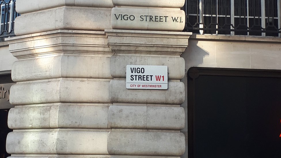 En el centro de Londres, una calle recuerda a la ciudad gallega de Vigo. Letrero de la calle Vigo, en el centro de Londres.