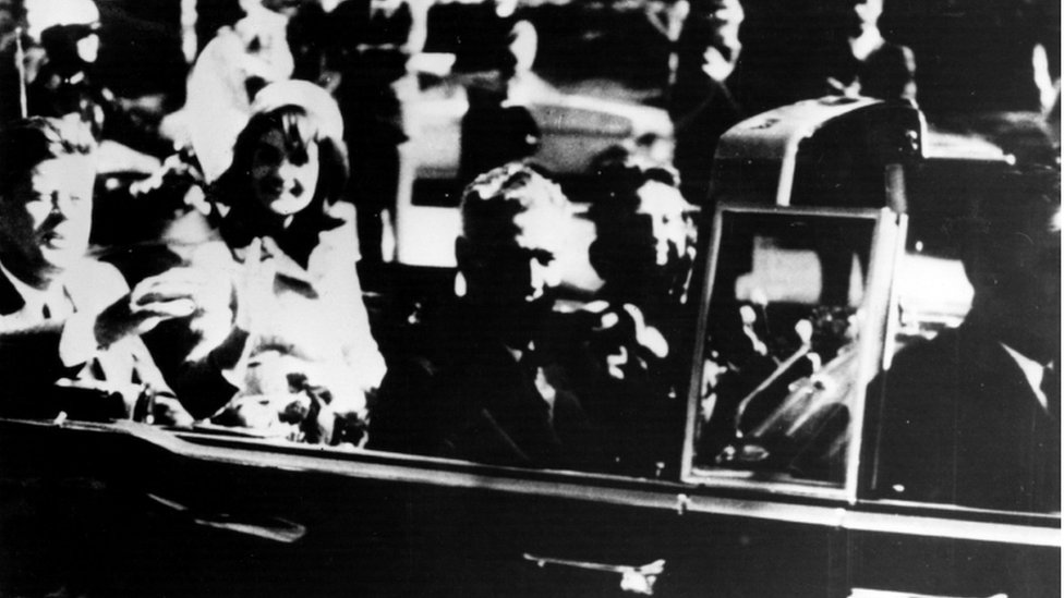 Oswald disparó a Kennedy mientras se desplazaba en un descapotable por una céntrica avenida de Dallas. Oswald disparó a Kennedy mientras se desplazaba en un descapotable por una céntrica avenida de Dallas.
