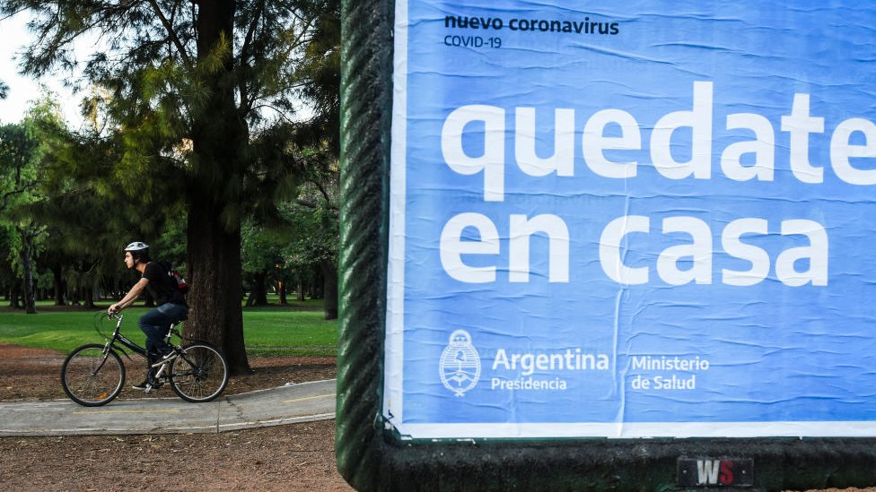 Un aviso en Buenos Aires que dice "quedate en casa".