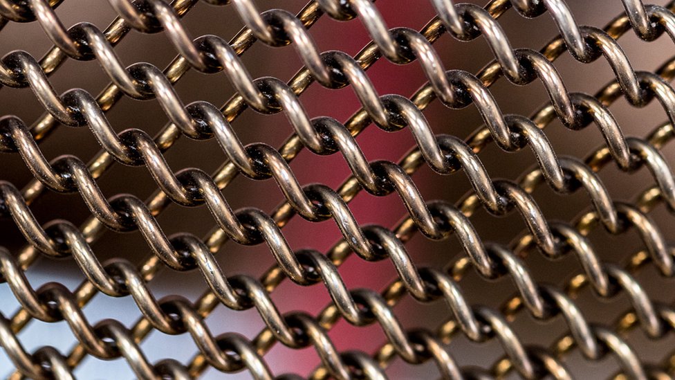 Esta malla es similar a la armadura que utilizaban los caballeros medievales para protegerse. Foto: NASA Glenn Foto: NASA Glenn