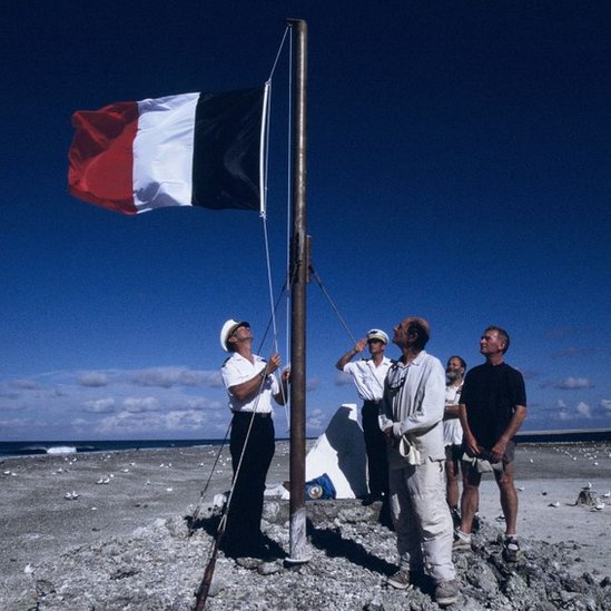 Bandera francesa en la Isla de Clipperton.