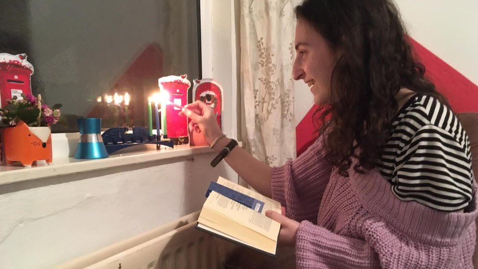 Ракель Шонкер зажигает свечу