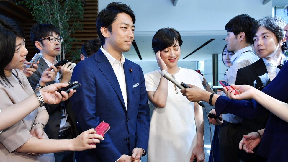 Синдзиро Коидзуми, японский депутат и сын бывшего премьер-министра Дзюнъитиро Коидзуми, объявляет о своем браке с телеведущей Кристель Такигава