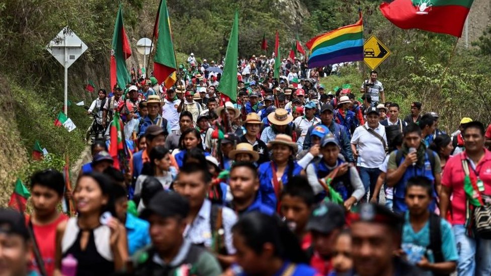 Члены группы коренных народов НАСА маршируют в муниципалитете Торибио, департамент Каука, по пути на Национальное собрание охраны коренных народов 11 октября 2019 г.
